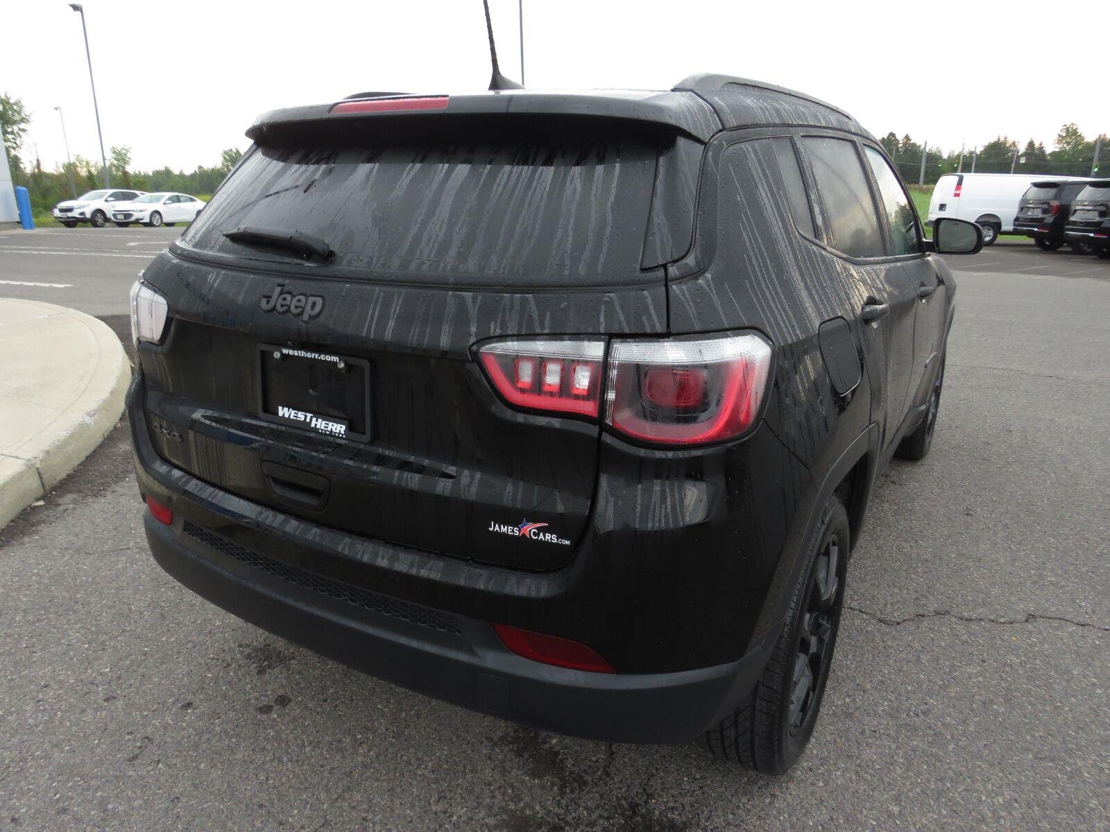 Used 2024 Diamond Black Crystal Pearlcoat Jeep Latitude image 7