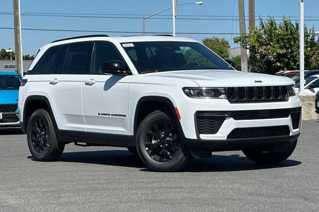 2026 Jeep Grand Cherokee Laredo Altitude