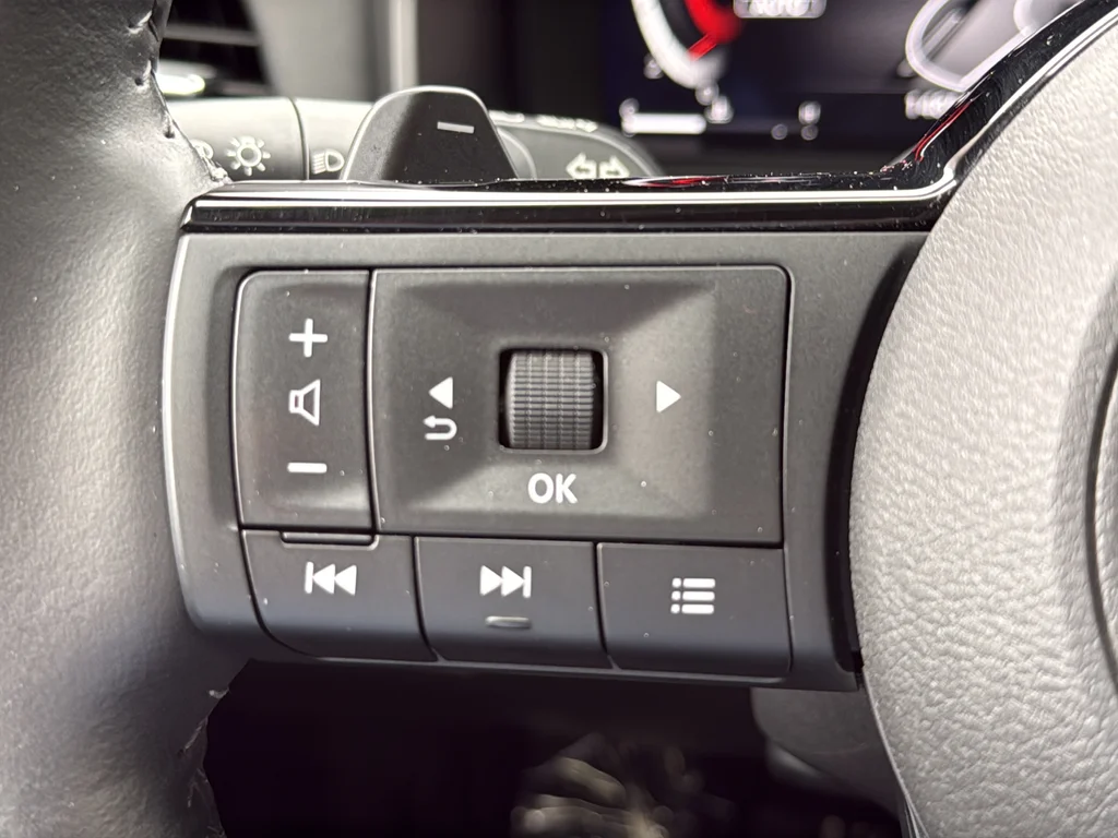 Used 2023 Black Nissan Platinum image 9