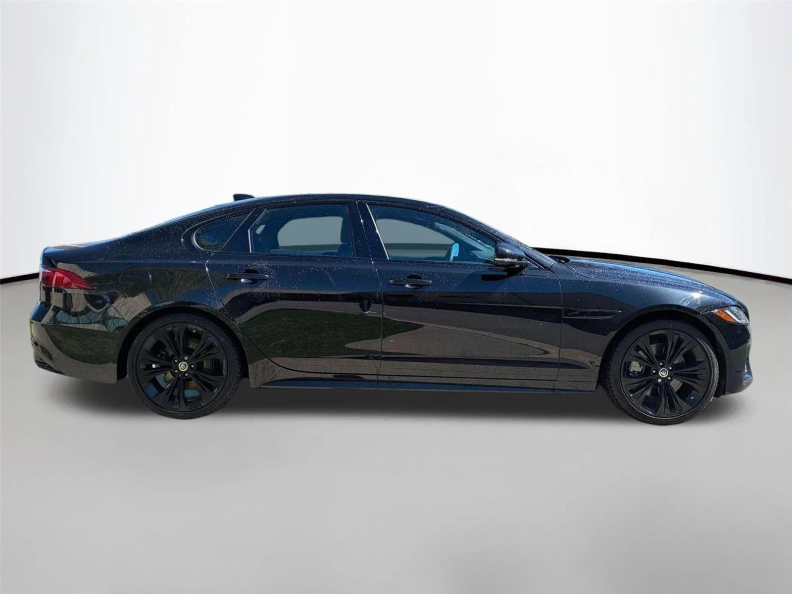 Used 2024 Santorini Black Metallic Jaguar R-Dynamic SE image 4