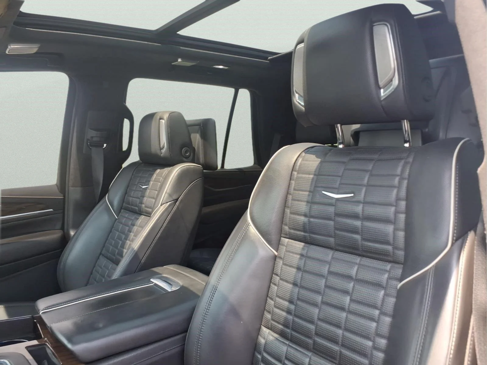 Used 2021 CRYSTAL WHITE TRICOAT Cadillac Sport Platinum image 20