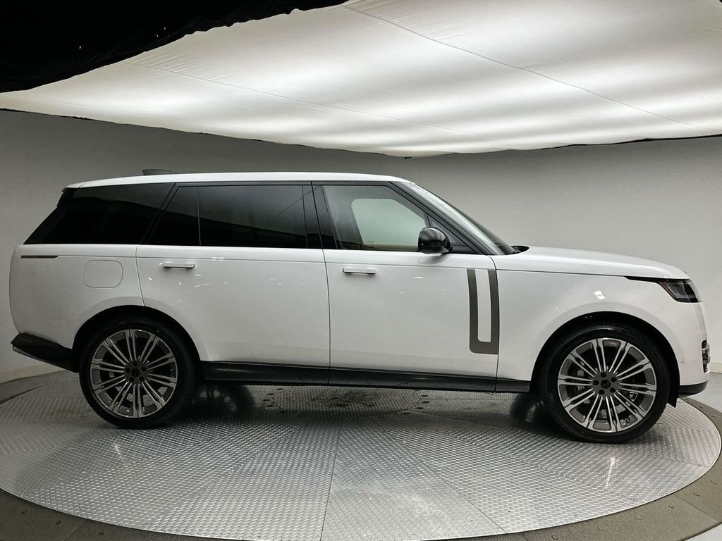 New 2026 Fuji White Land Rover SE image 4