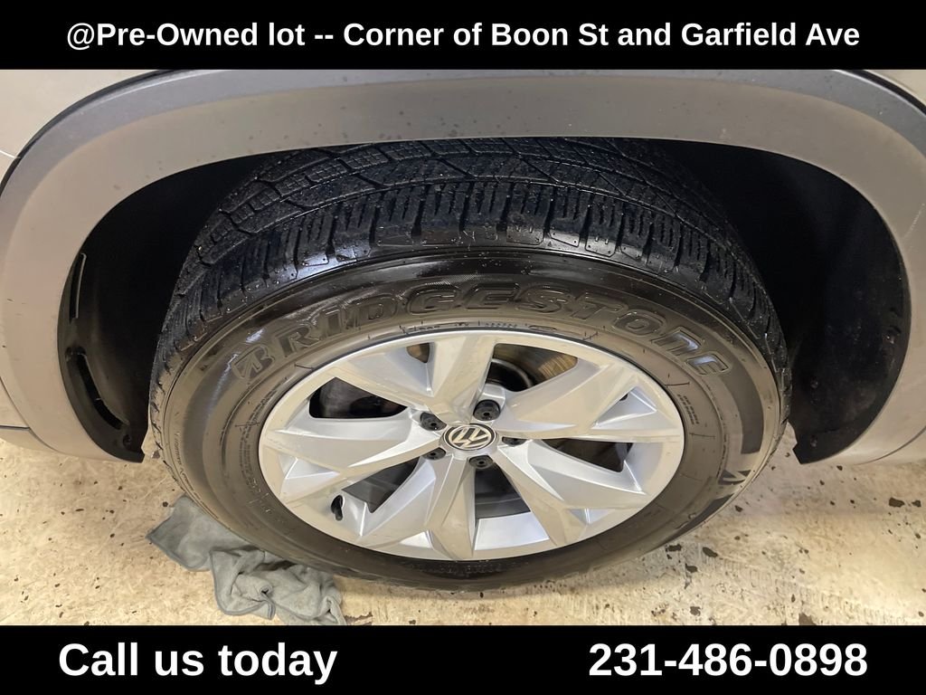 Used 2018 Gray Volkswagen SEL image 11
