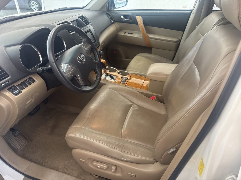 Used 2010  Toyota Limited image 14