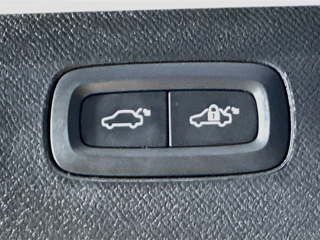 Used 2022 White Volvo T8 Inscription 6 Passenger image 33