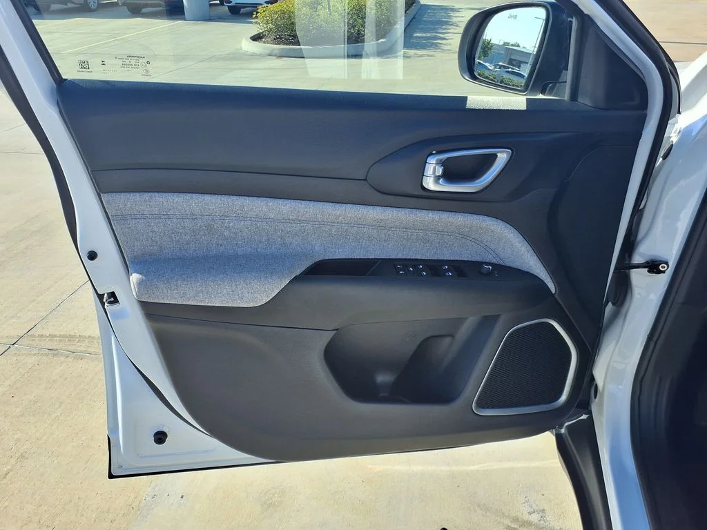 Used 2025 White Jeep Latitude image 13
