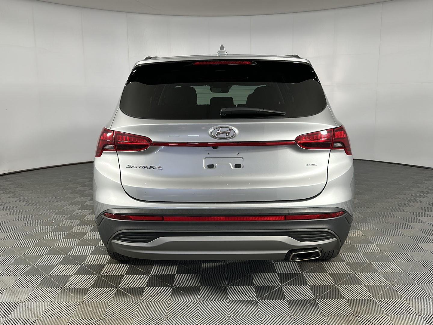 Used 2021 Shimmering Silver Hyundai SE image 18