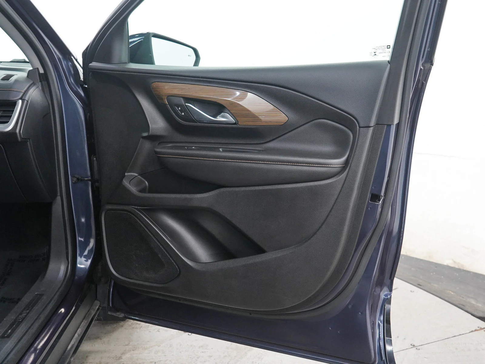 Used 2019 BLUE STEEL METALLIC GMC SLE image 9
