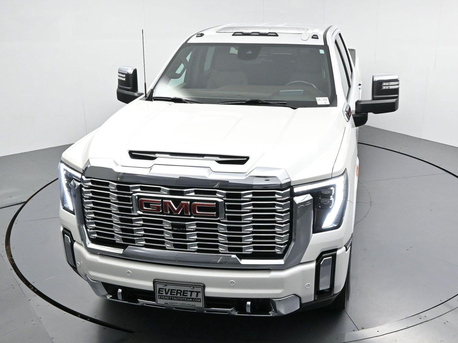 Used 2025 White Frost Tricoat GMC Denali image 36