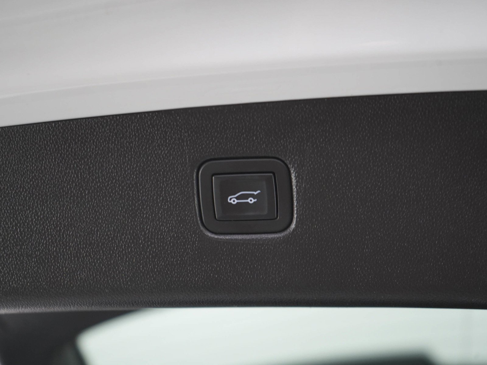 Used 2019 SUMMIT WHITE Chevrolet Premier image 17
