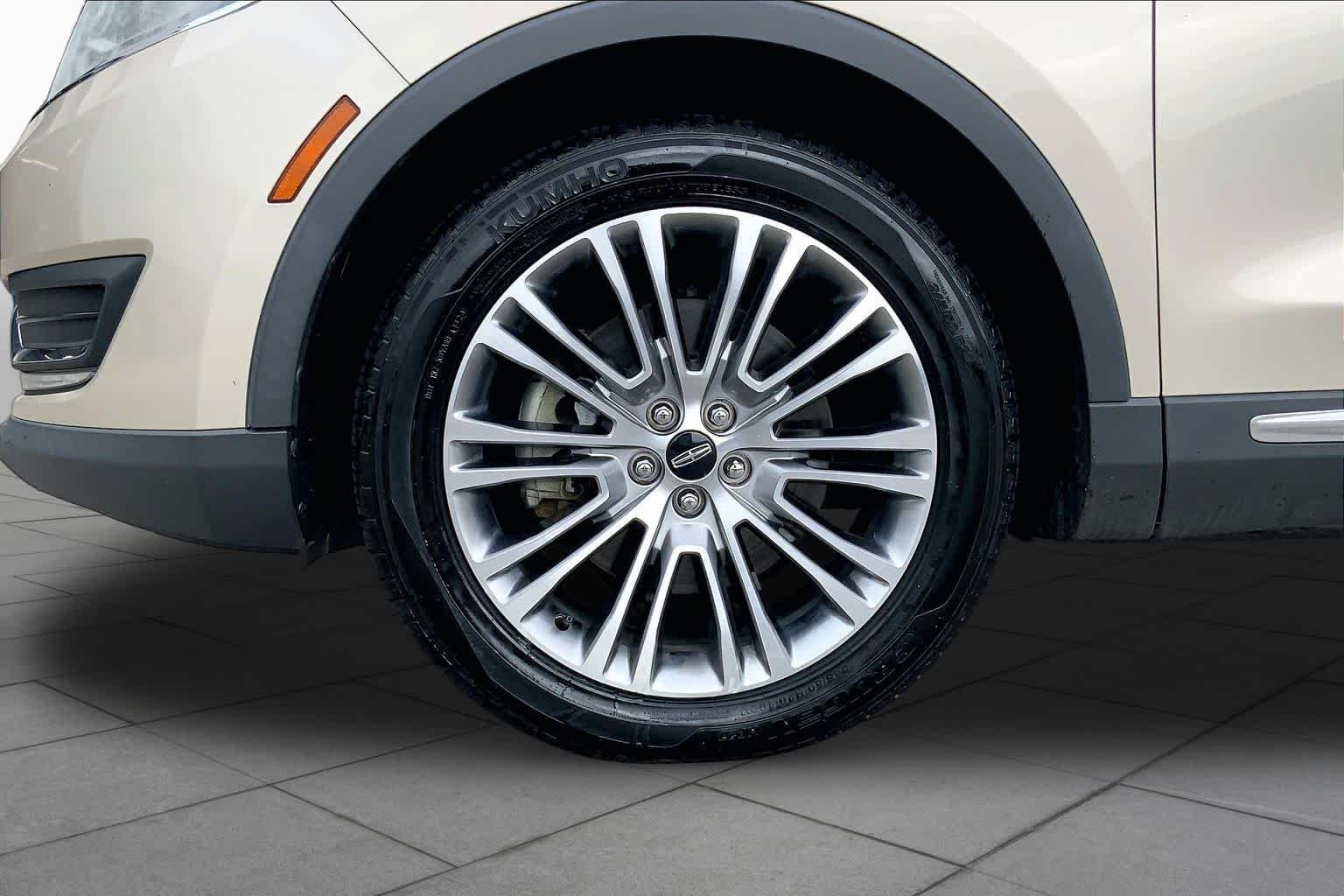 Used 2017 Palladium White Gold Metallic Lincoln Reserve image 10