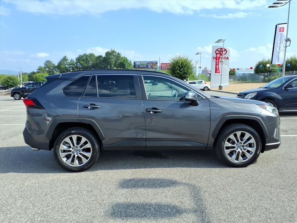 Used 2020 Gray Toyota XLE Premium image 3