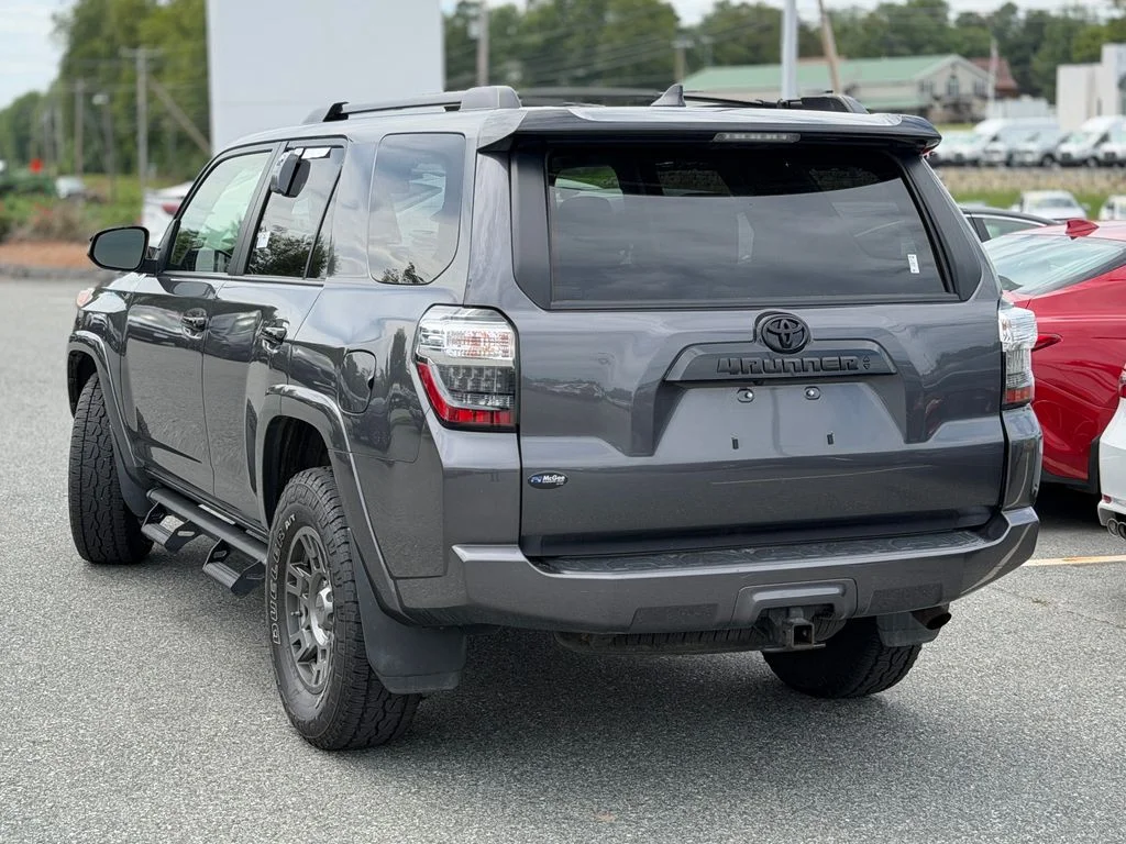 Used 2020 Gray Toyota Venture image 3