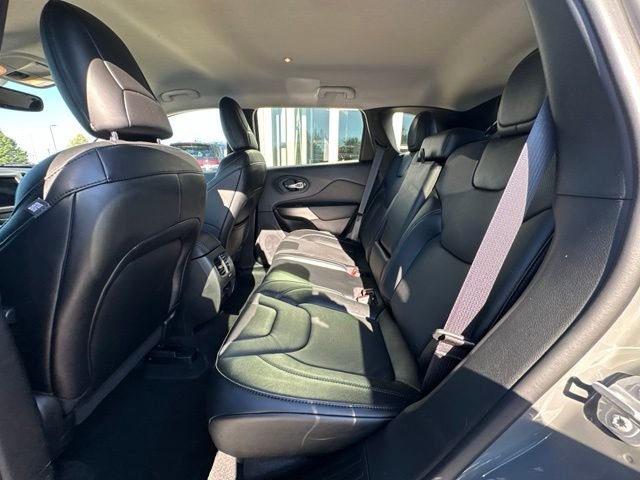 Used 2022 Gray Jeep Latitude Lux image 27