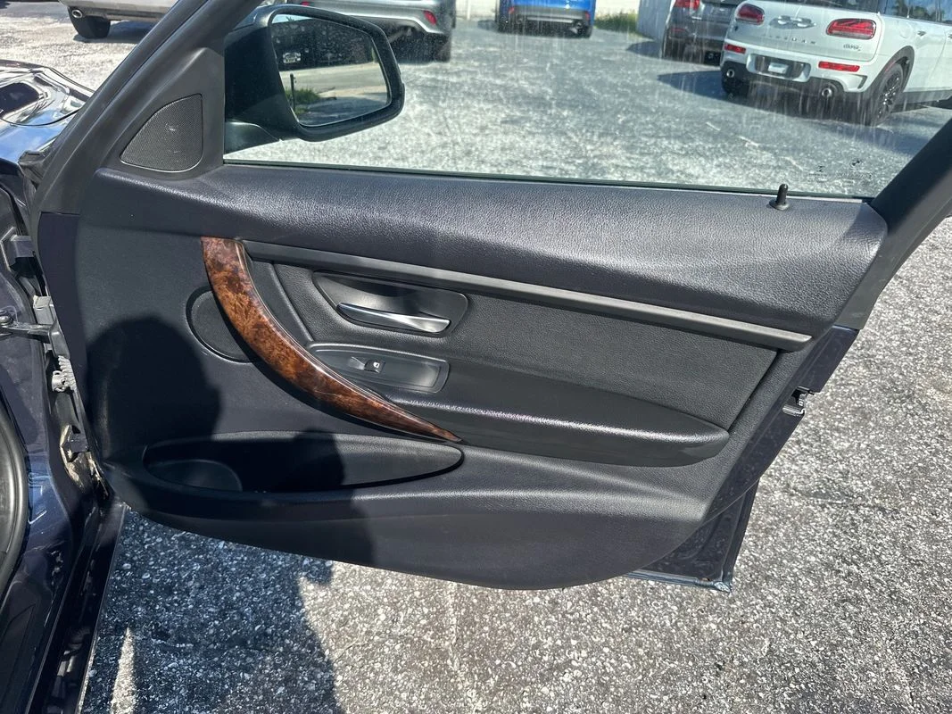 Used 2014  BMW xDrive image 30