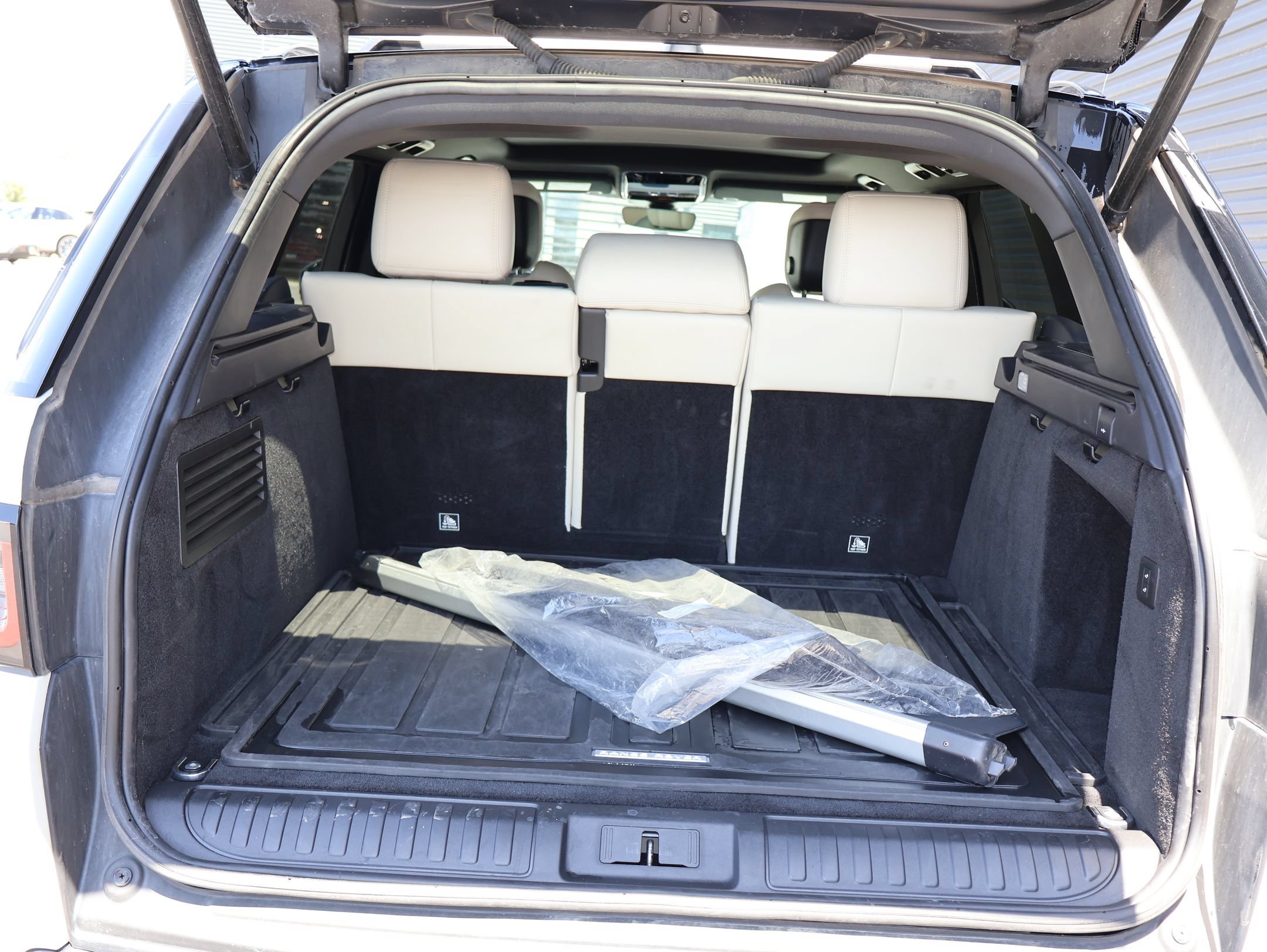 Used 2020 Fuji White Land Rover HSE Dynamic image 25