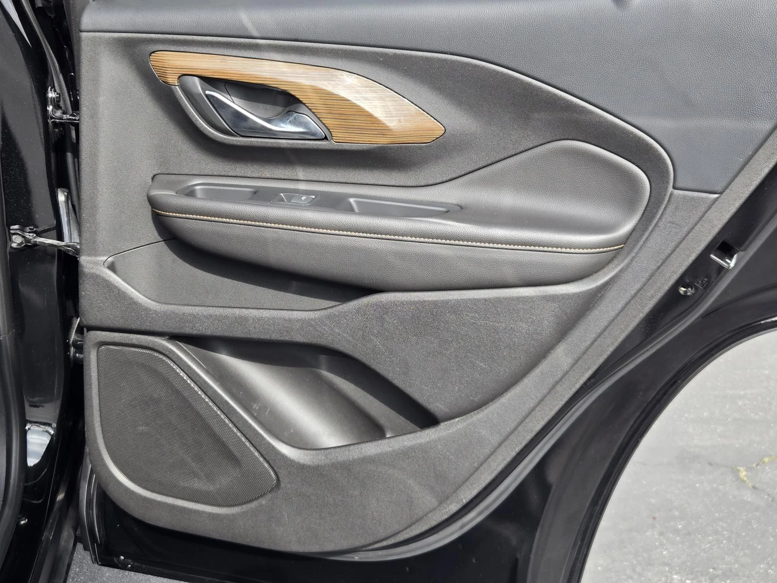 Used 2019 Ebony Twilight Metallic GMC FWD 4dr SLE image 31