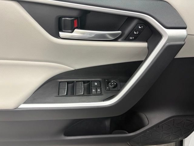 Used 2025 Beige Toyota XLE Premium image 14