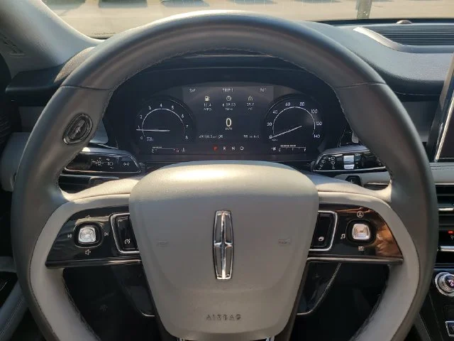 Used 2022 White Lincoln Standard image 28