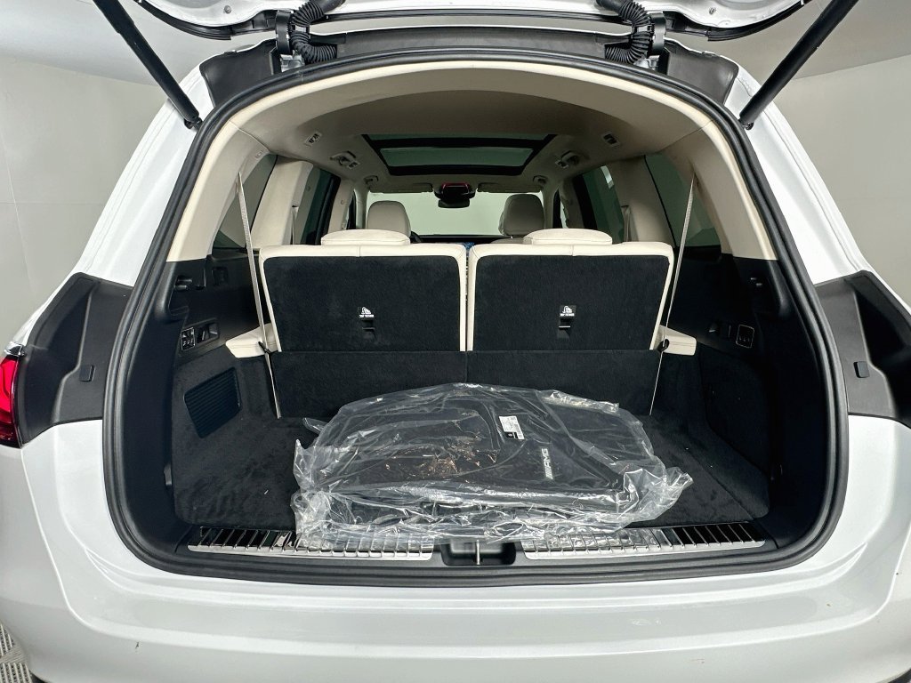 New 2027 MANUFAKTUR Moonlight White Metallic Mercedes-Benz GLS 450 image 27