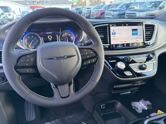 2026 Chrysler Pacifica Select - Photo 11
