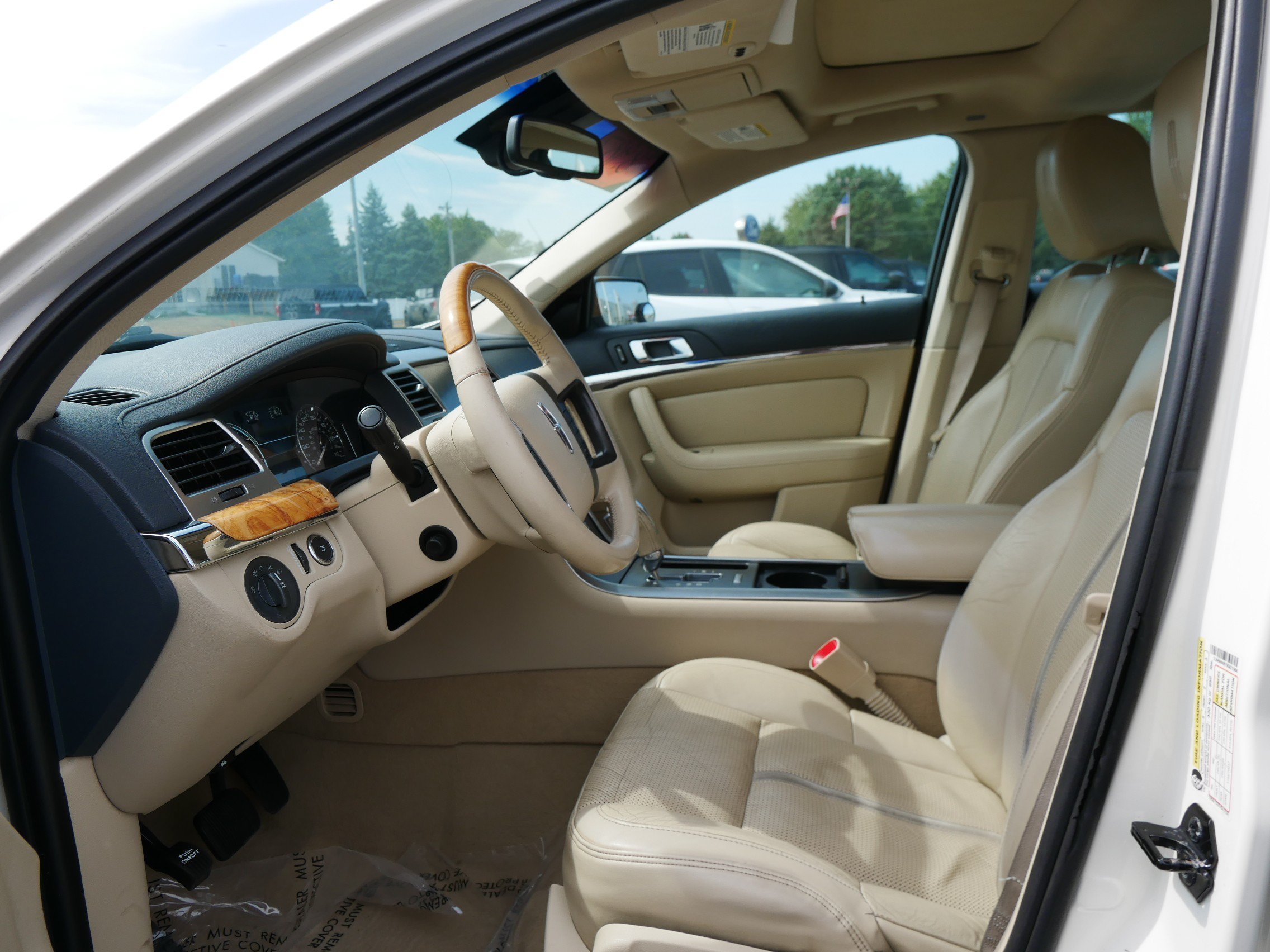 Used 2009 White Lincoln  image 11