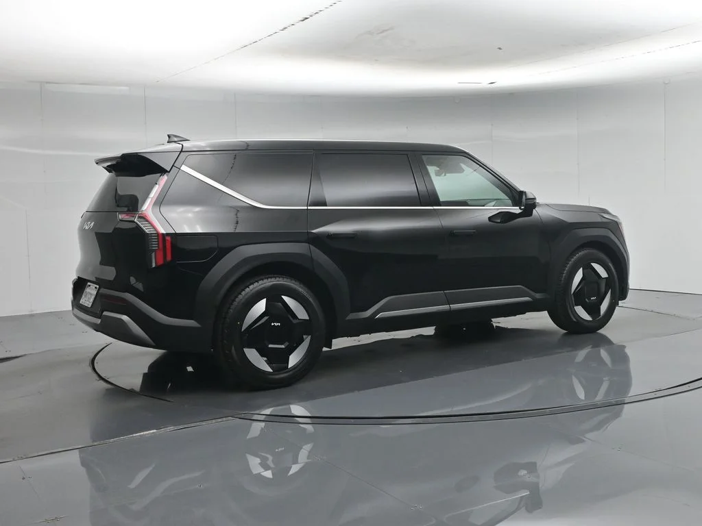 Used 2024 Black Kia Light Long Range image 32