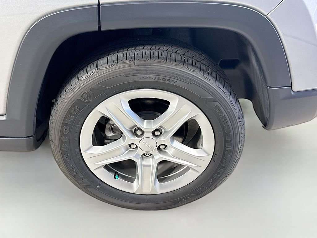 Used 2023 Billet Silver Metallic Clearcoat Jeep Latitude image 29