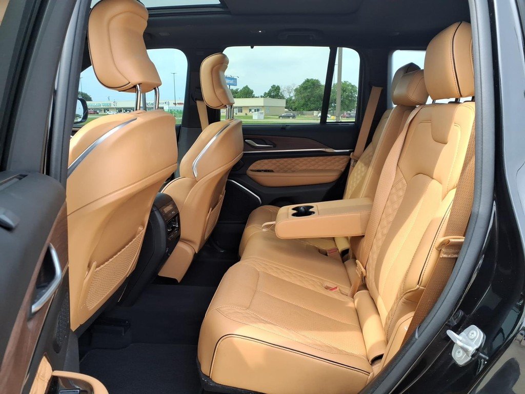 Used 2023 Diamond Black C Jeep SUMMIT image 18