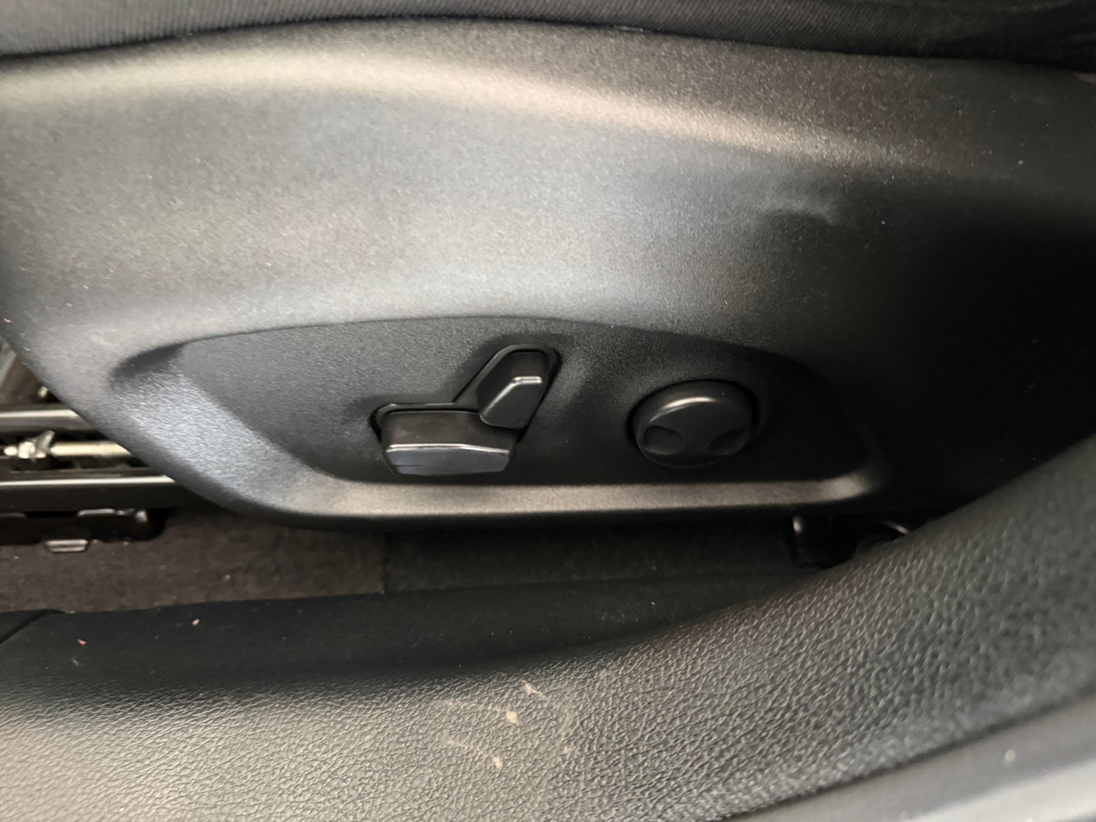 Used 2023 Diamond Black Crystal Pearlcoat Jeep Latitude image 9