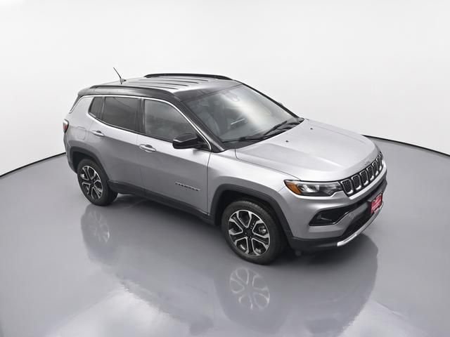 Used 2024  Jeep Limited image 25