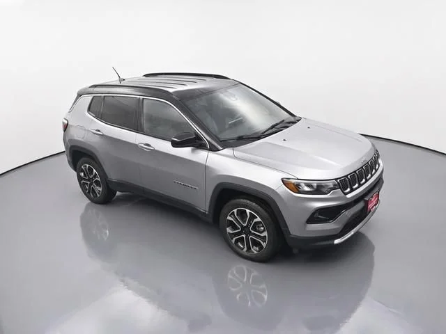 Used 2024  Jeep Limited image 25