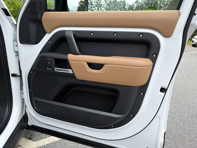 Used 2025 White Land Rover 130 P400 X-Dynamic SE image 14