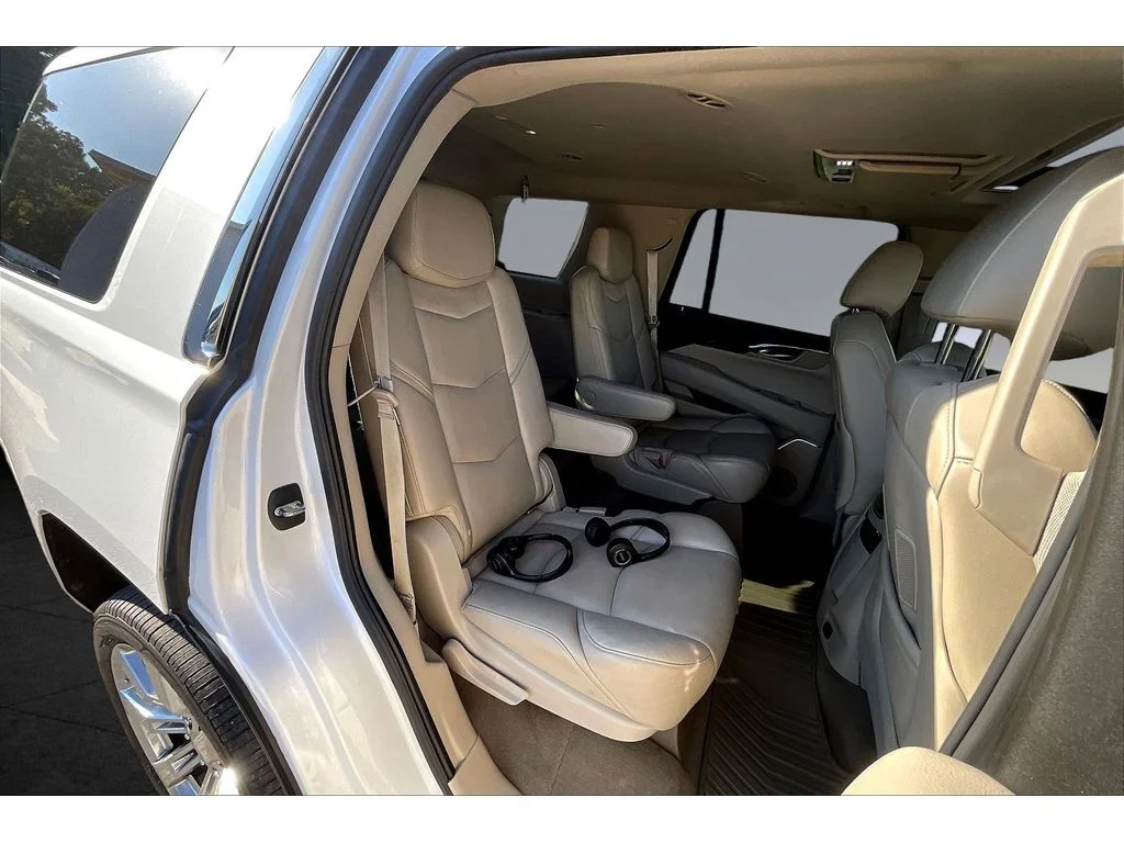 Used 2016 CRYSTAL WHITE TRICOAT Cadillac Luxury Collection image 19