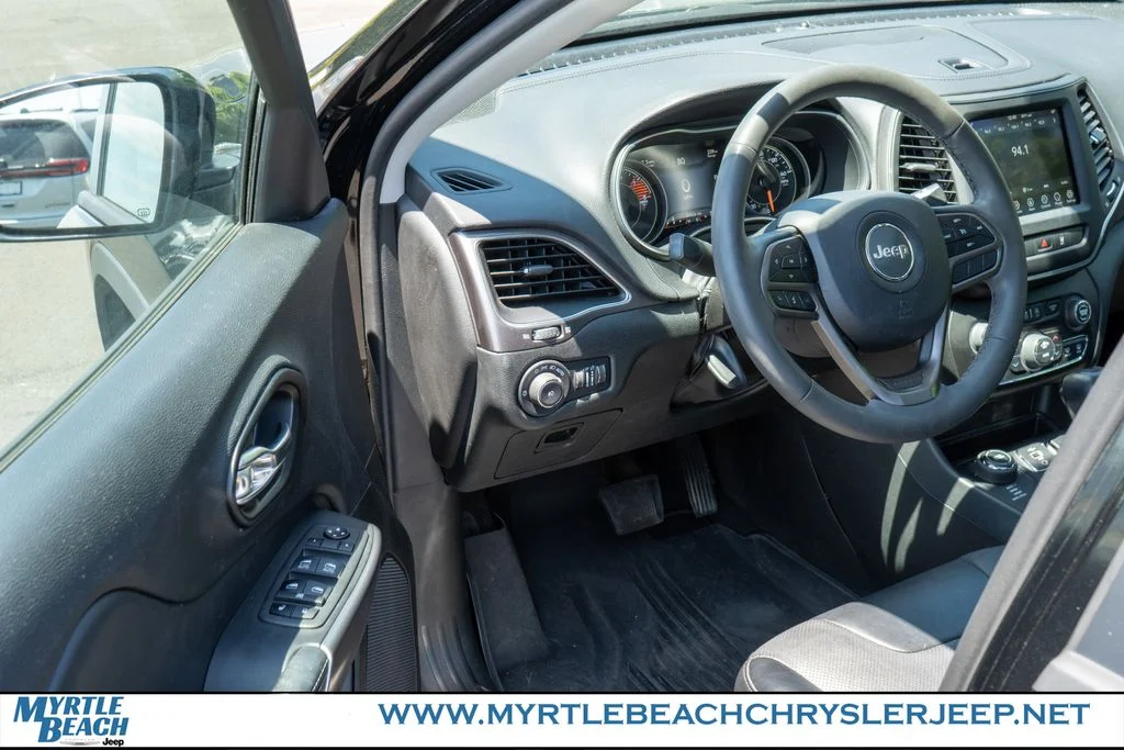 Certified Used 2022 Diamond Black Jeep Latitude Lux image 15