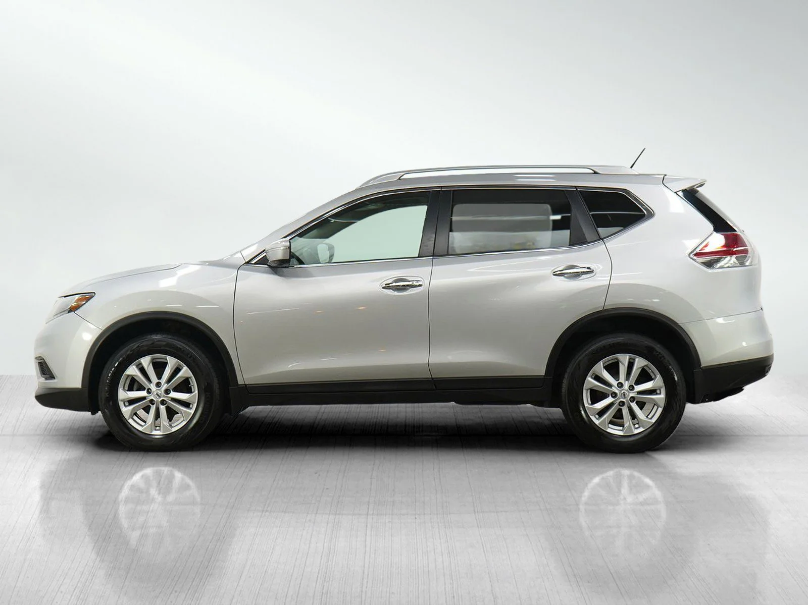 Used 2015 Nissan Rogue SV with VIN 5N1AT2MV0FC821096 for sale in Minneapolis, Minnesota