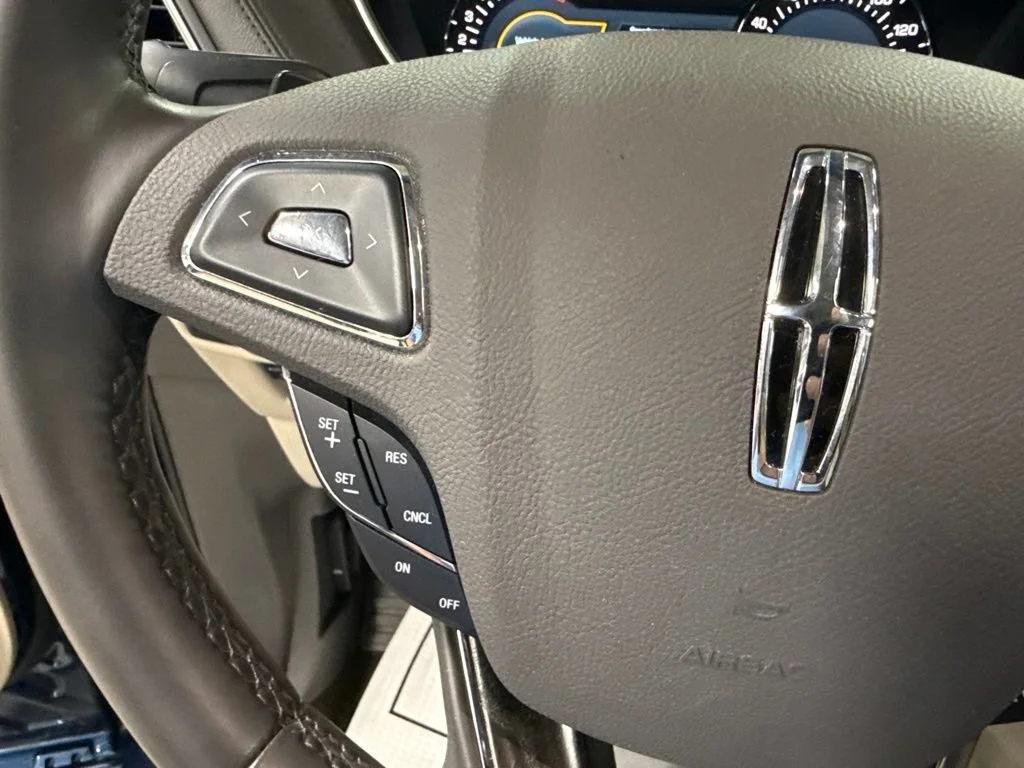 Used 2017 Blue Lincoln Reserve image 23