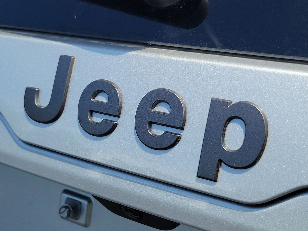 New 2026 Silver Zynith Clear-Coat Exterior Paint Jeep Laredo image 6