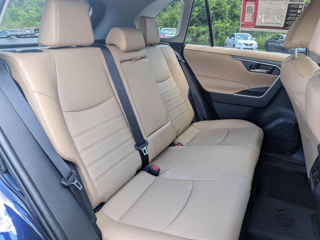 Used 2025  Toyota XLE Premium image 27