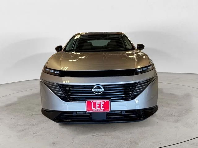 New 2027 Silver Nissan Platinum image 9