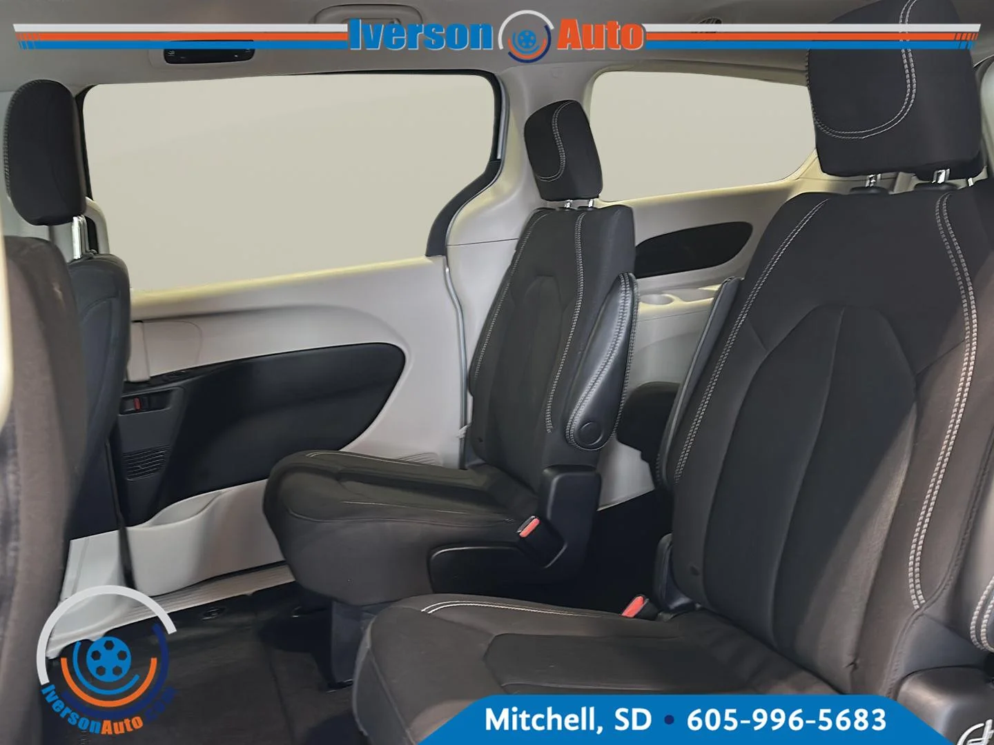 Used 2023 Silver Mist Clearcoat Chrysler LX image 24