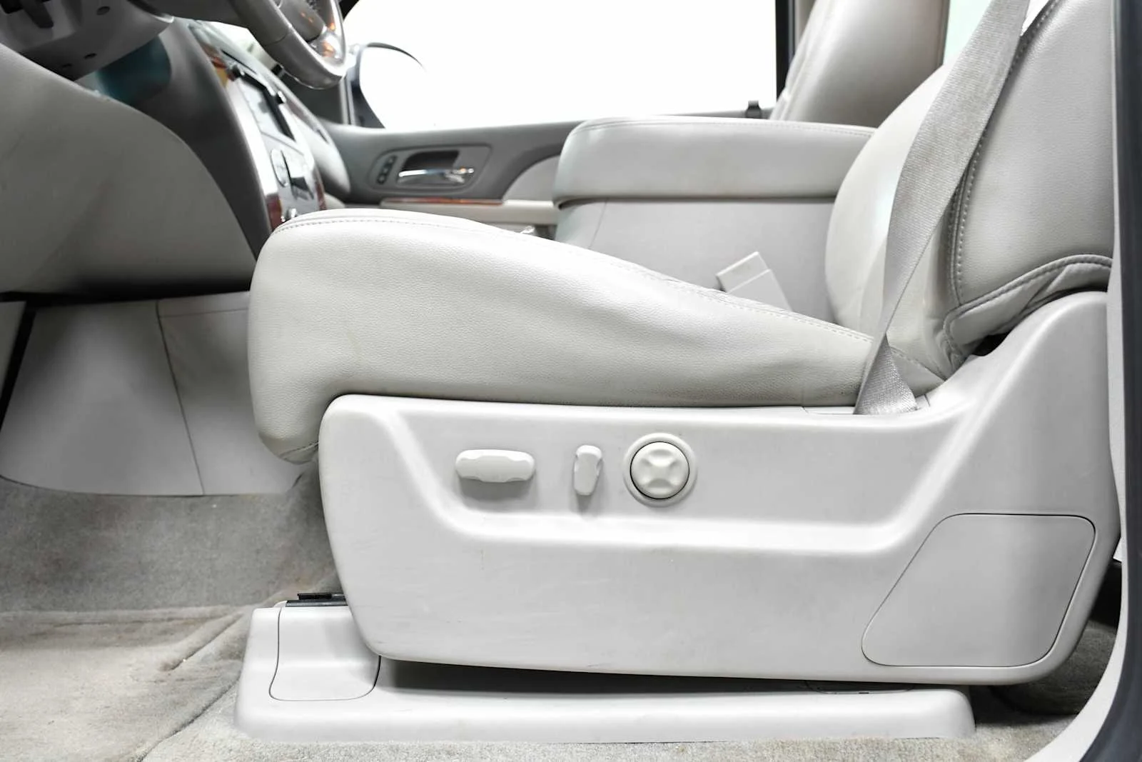Used 2010 Sheer Silver Metallic Chevrolet LTZ image 13