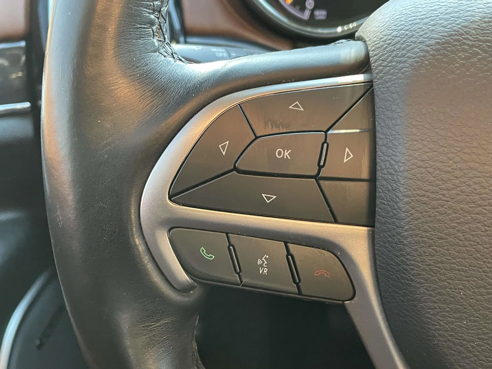 Used 2020 Diamond Black Crystal Pearlcoat Jeep Overland image 10