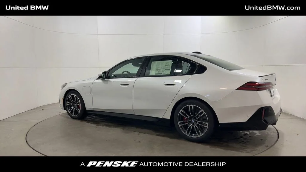 2026 BMW 5 Series 550e - Photo 6