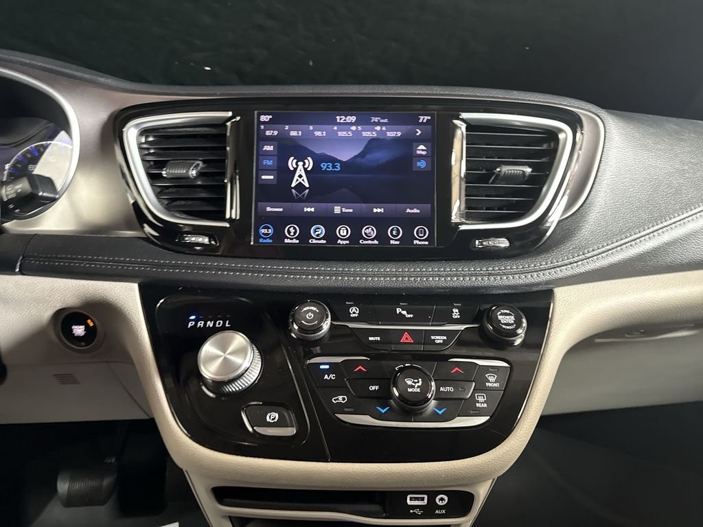 Used 2018 Bright White Clearcoat Chrysler Limited image 27