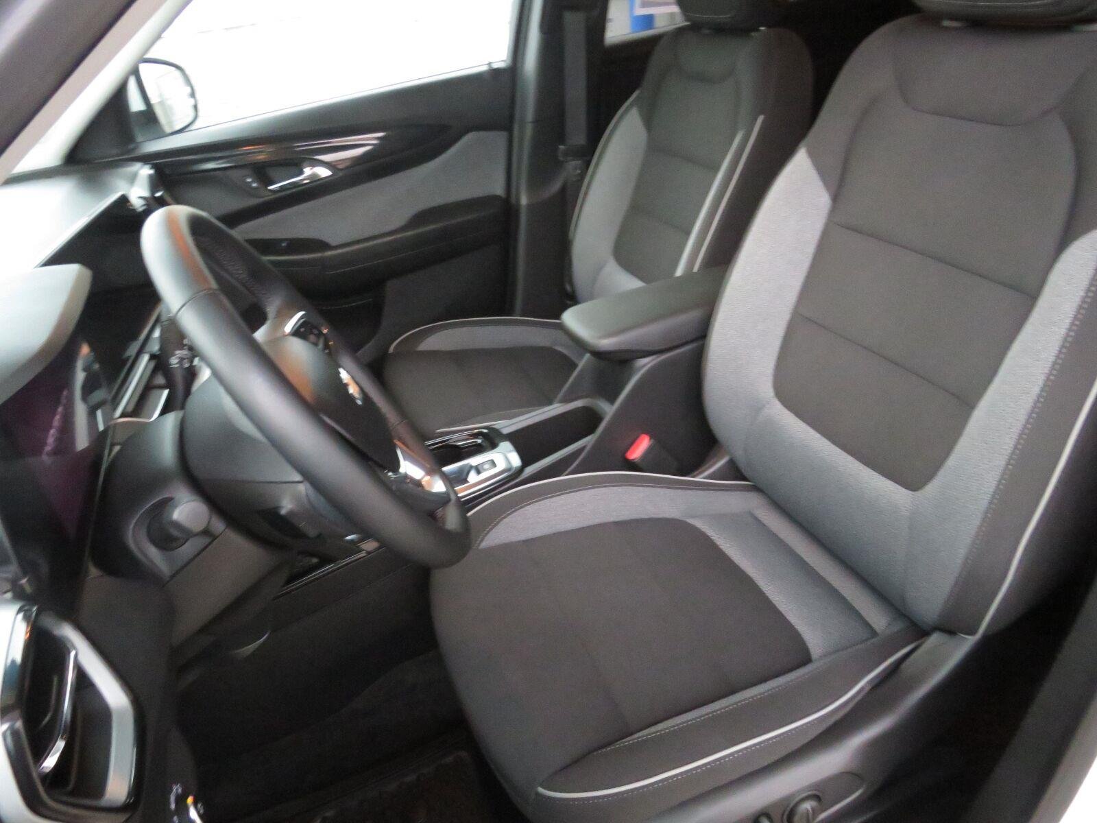 Used 2024 Summit White Chevrolet LT image 21
