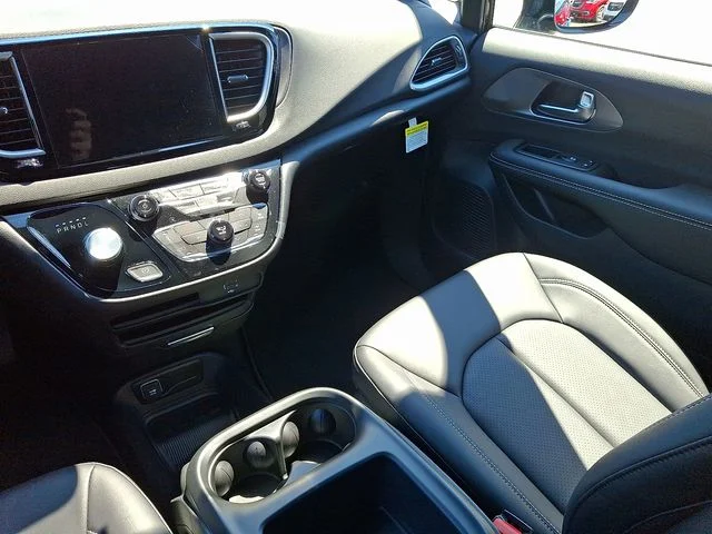 2026 Chrysler Voyager LX - Photo 11