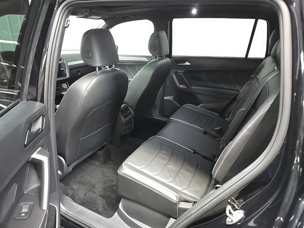 Used 2024 Black Volkswagen 2.0T SEL R-Line image 32
