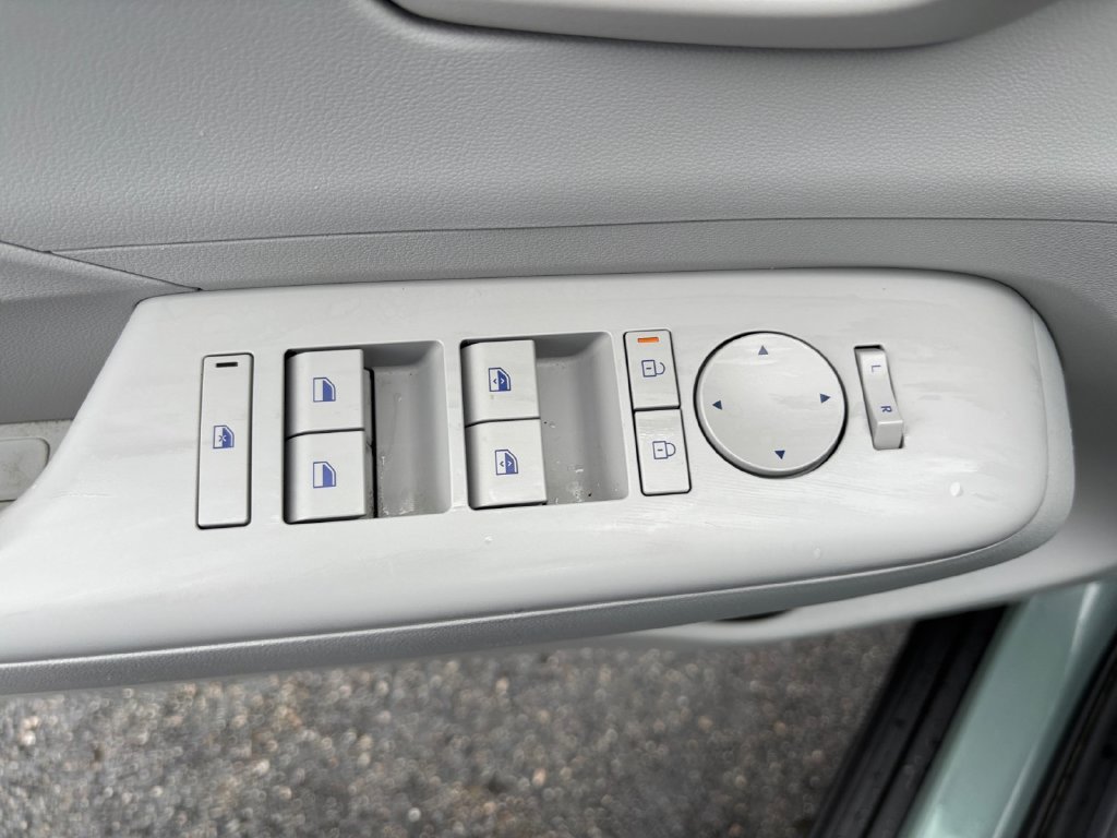 Used 2025 Green Hyundai SEL Convenience image 28