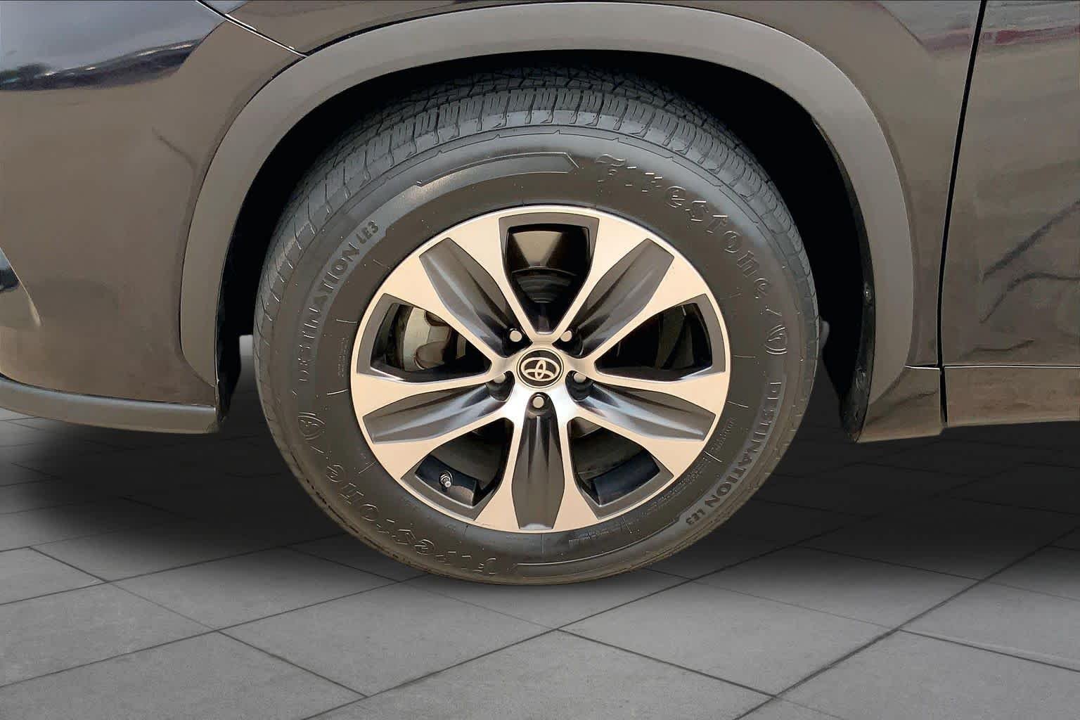 Used 2021 Midnight Black Metallic Toyota XLE image 11